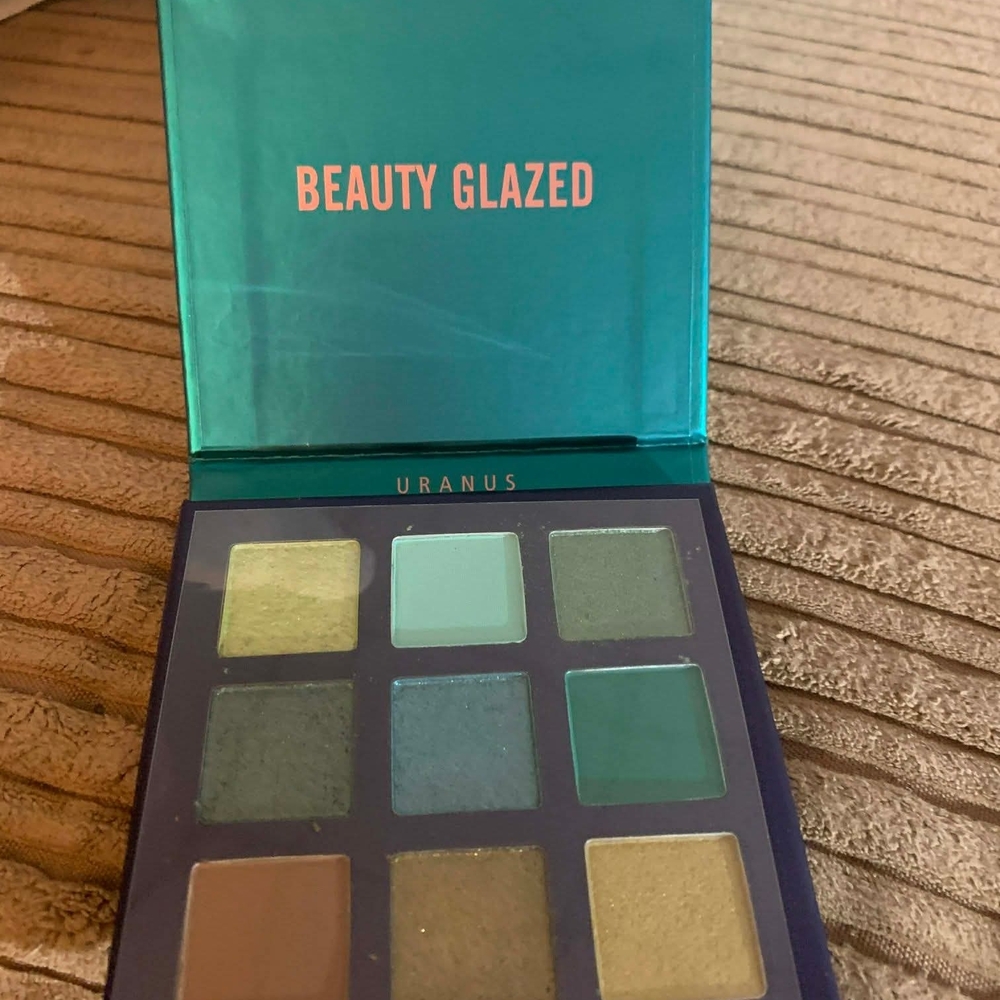 Uranus Eyeshadow Palette - Vibrant Green and Blue Shades